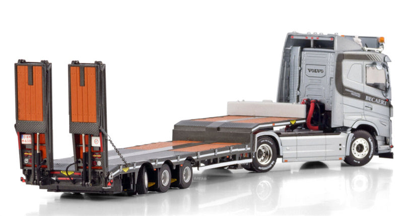 WSI VOLVO FH5 SLEEPER CAB 4X2 SEMI LOW LOADER WITH RAMPS - 3 AXLE Becatrans BV 1:50 Model