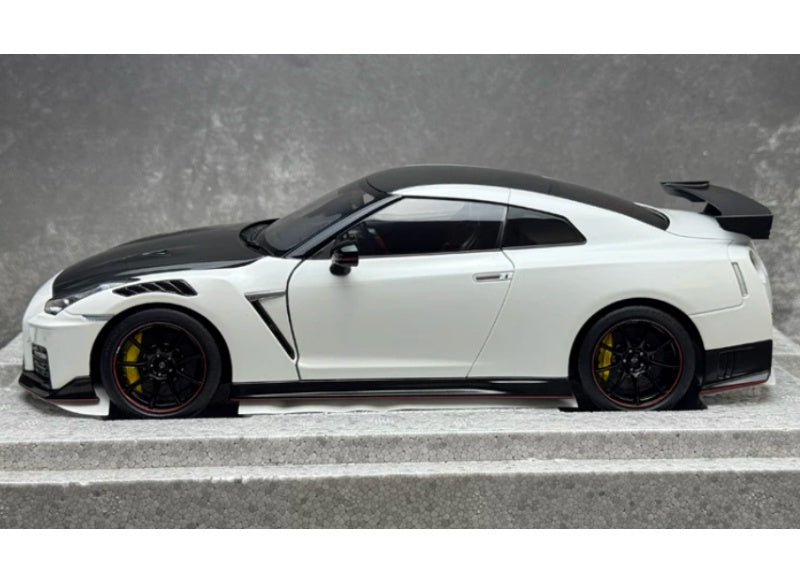 1:18 Nissan GT-R NISMO R35 2022 Brilliant White Pearl MOTORHELIX Special Edition Limited Edition 699PCS ONLY DIECAST Model