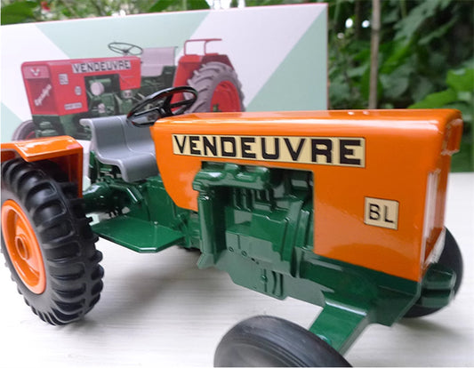 Universal Hobbies VENDEUVRE BL Agrodyne Classical tractor 1:16 Truck Pre-built Model
