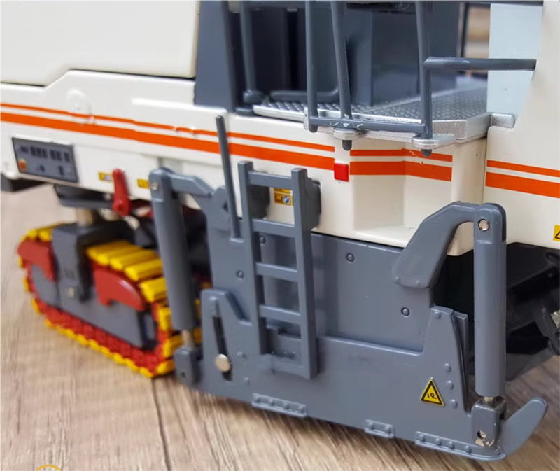 WIRTGEN W195 Cold Milling Machine 1:35 Truck Pre-built Model