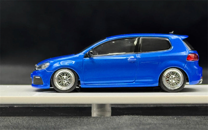 Max well Volkswagen Golf R MK6 Exhibition Edition Blue low stance White base Limited Edition 1:64 Car Pre-built Airliner Model Display view6