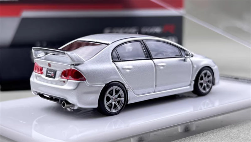 MOTORHELIX The hood can be opened, and a hubcap is included. 1:64 car Pre-built Model view9