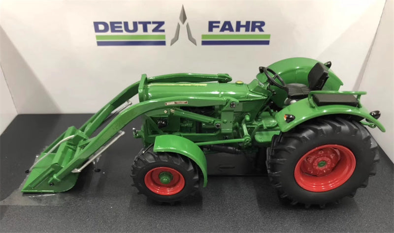 Universal Hobbies DEUTZ D6005 - 4WD agricultural tractor shovel 1:32 Truck Pre-built Model