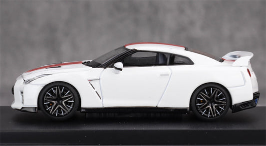 MOTORHELIX Nissan GT-R R35 50th Anniversary Edition White Limited Edition 999PCS ONLY 1:64 Car Pre-built Model view2