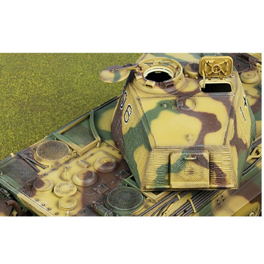 Dragon Henschel Porsche Sd.Kfz.182 King Tiger German Army sPzAbt 506 #106 Ardennes Belgium Battle of the Bulge December 1944 1/35 ABS Tank