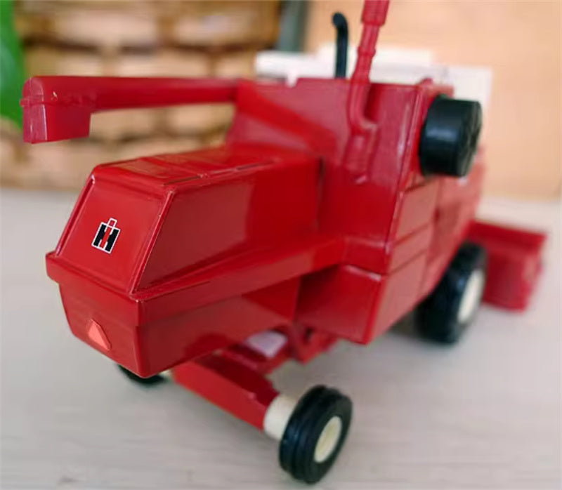 ERTL IH International 815 agricultural Combine Red out of print 1:64 Truck Pre-built Model