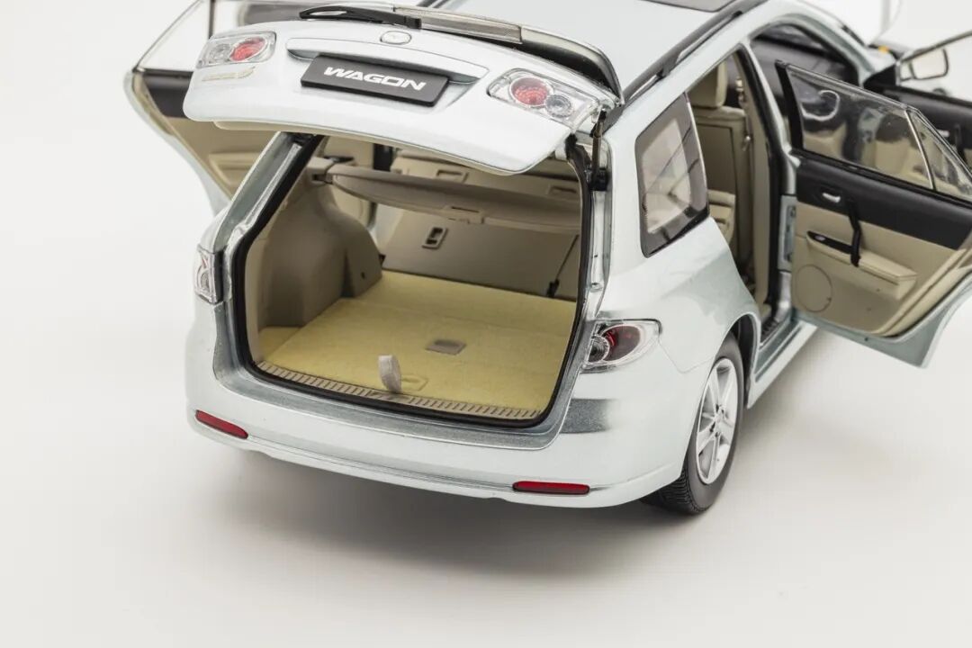 YC Model 1:18 Mazda 6 wagan diecast model silver