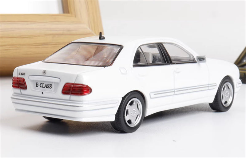 Max well Mercedes Benz E320 W210 6th Generation E-Class Pearlescent white 1:64 Car Pre-built Airliner Model Display view5