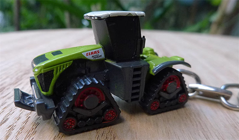 Universal Hobbies Claas Xerion 5000 tracked tractor keychain Green  Keychain Pre-built Model
