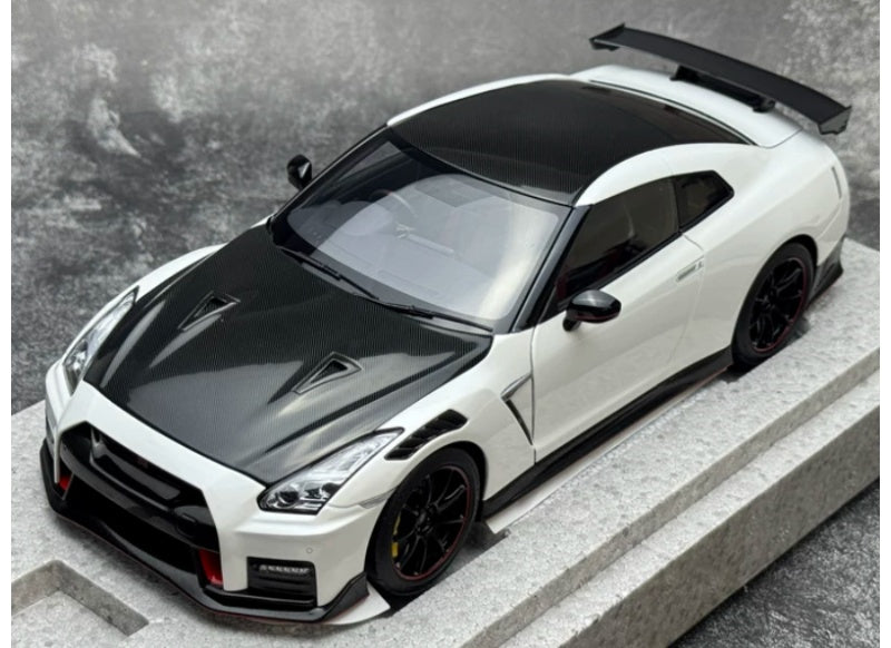 1:18 Nissan GT-R NISMO R35 2022 Brilliant White Pearl MOTORHELIX Special Edition Limited Edition 699PCS ONLY DIECAST Model