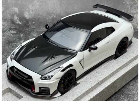 1:18 Nissan GT-R NISMO R35 2022 Brilliant White Pearl MOTORHELIX Special Edition Limited Edition 699PCS ONLY DIECAST Model