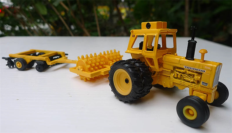 ERTL CASE IH INTERNATIONAL 21456 TRACTOR W/ SHEEPS FOOT & DISC Yellow 1:64 Truck Pre-built Model