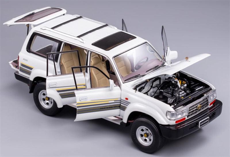 KengFai Toyota Land Cruiser LC80 White regular style Without luggage rack 1:18 Truck Pre-built Model view3