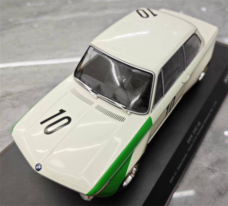 MINICHAMPS BMW 2002 tiK #10 BMW AG -Hahne/Quester - Winners GP der Tourenwagen Nurburgring 1968 1:18 Car Pre-built Model view5