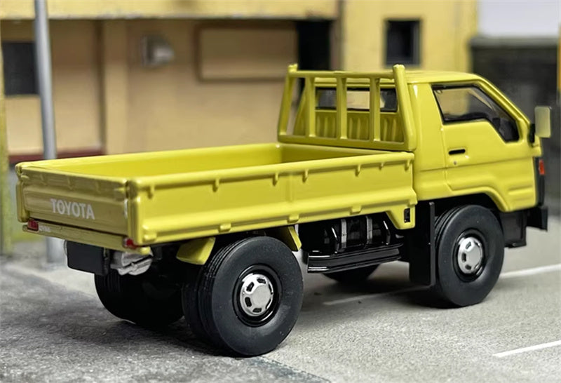 Master Toyota DYNA light truck Mud yellow right hand drive 1:64 Truck Pre-built Airliner Model Display view4