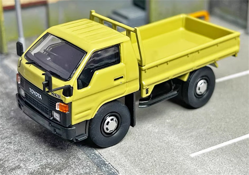 Master Toyota DYNA light truck Mud yellow right hand drive 1:64 Truck Pre-built Airliner Model Display view3