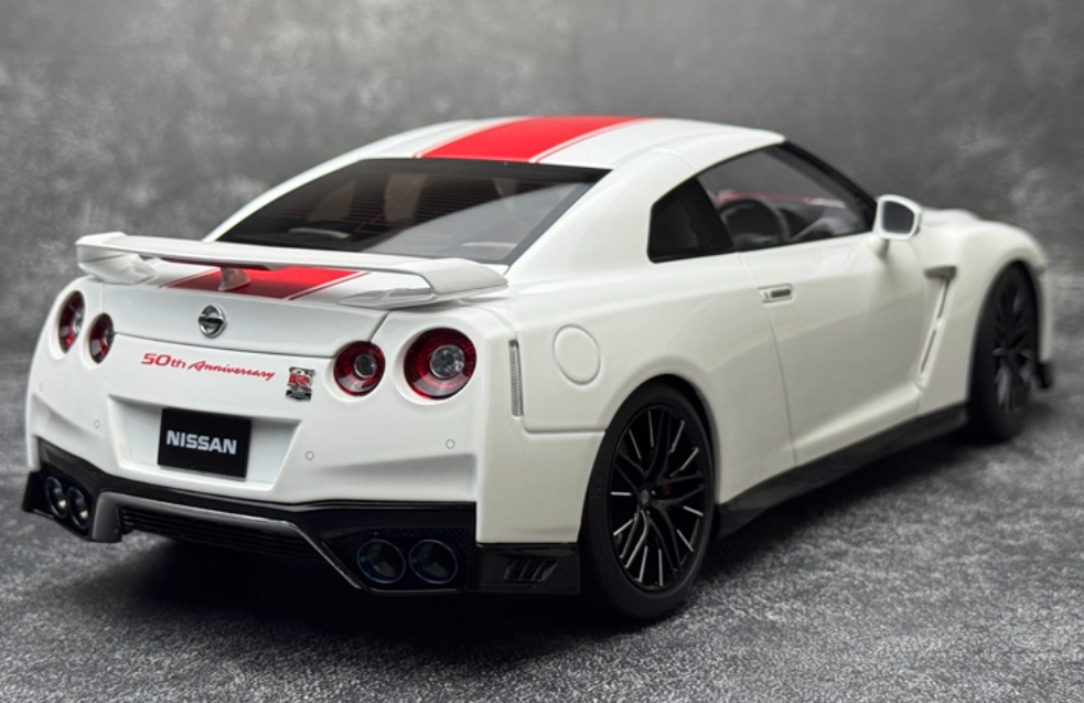 Motorhelix Nissan GT-R (R35) 50th Anniversary Edition White Limited Edition 699PCS ONLY 1:18 Car Pre-built Model view5