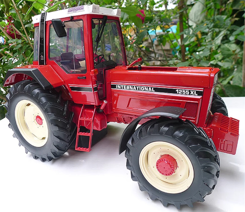 Universal Hobbies International 1255 XL Case tractor Red Limited Edition 999PCS ONLY 1:16 Truck Pre-built Model