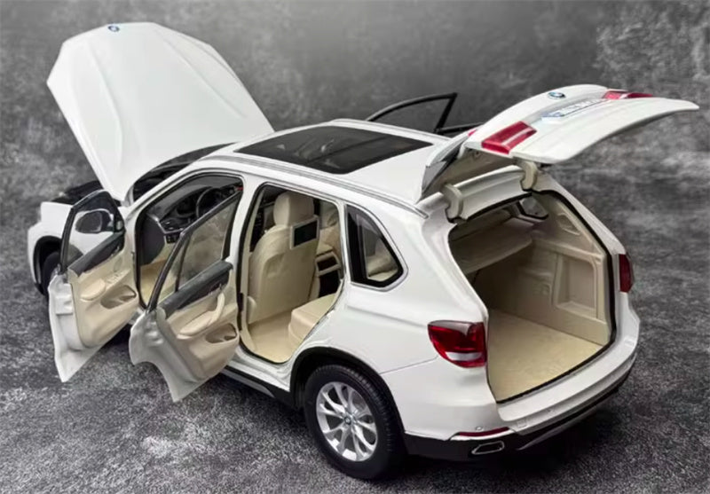 Paragon BMW X5 F15 White 1:18 Car Pre-built Model view8