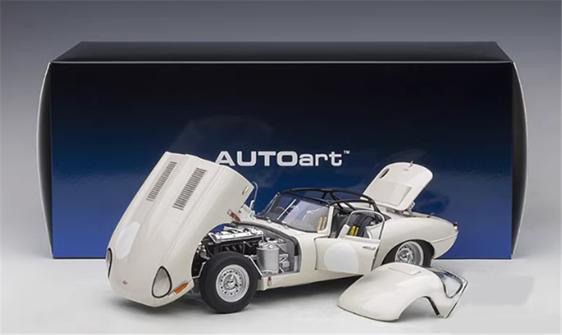 AUTOART JAGUAR LIGHTWEIGHT E-TYPE white 1/18car Pre-a Model