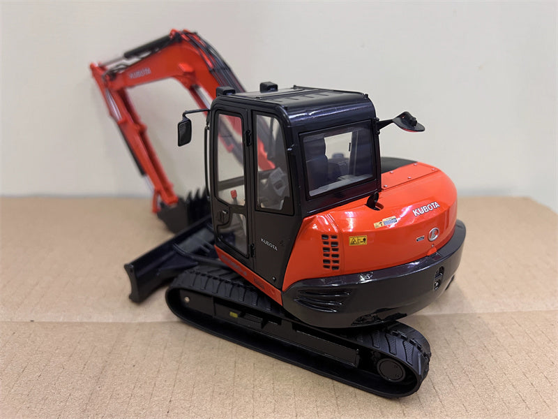 Universal Hobbies KUBOTA KX080-4 Crawler Excavator 1:24 Truck Pre-built Model