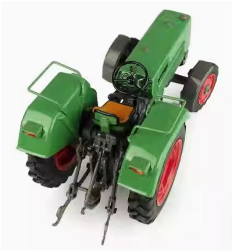 Universal Hobbies Fendt Farmer 3S-2WD tractor Green 1:32 Truck Pre-built Model