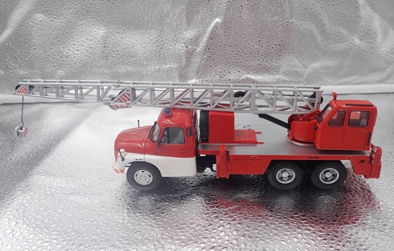 Schuco Tatra T148 Kranwagen Crane Truck Feuerwehr red Limited Edition 750PCS ONLY 1:43 Truck Pre-built Model view6