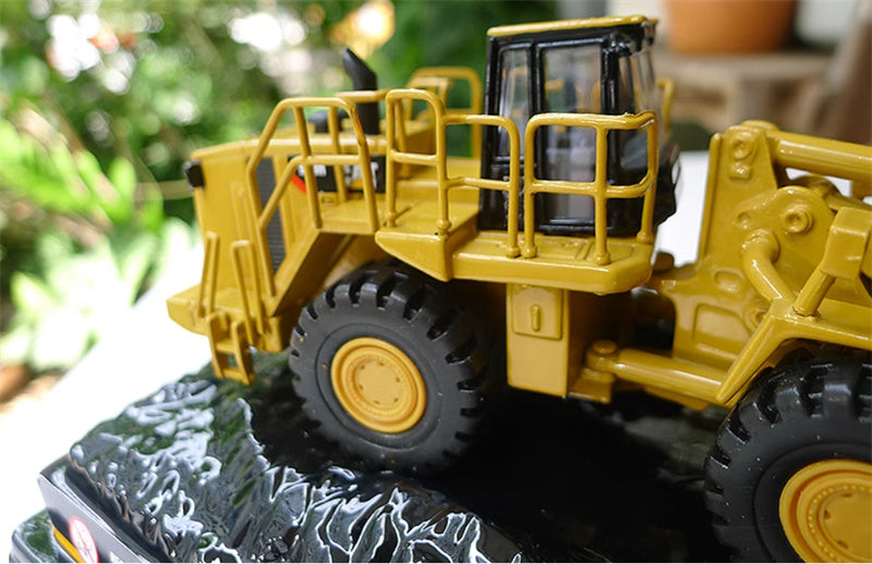 Norscot cat 988H Wheel Loader yellow 1:64 Truck Pre-built Model