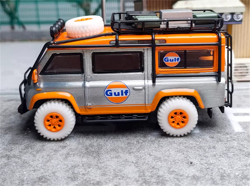 Master Land Rover Defender Van Gulf Clear varnish coating with accessories 1:64 Car Pre-built Airliner Model Display view4