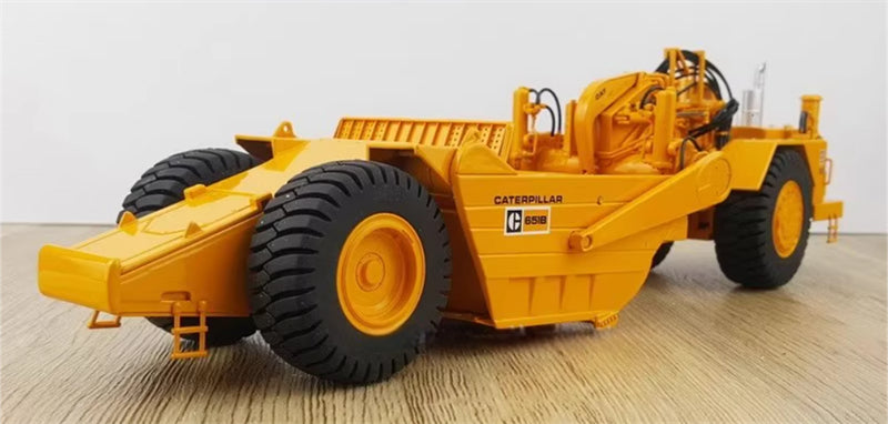 CCM CAT 651B Wheel Tractor Scraper 1:48 Truck Pre-built Model