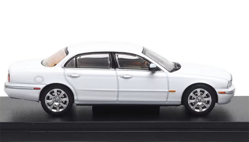Almost Real Jaguar XJ6 X350 White 1:64 Car Pre-built Airliner Model Display view3