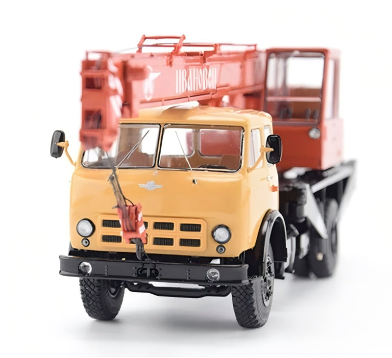1:43 MAZ KS-3577 StartScaleModels Yellow-red ABS Model