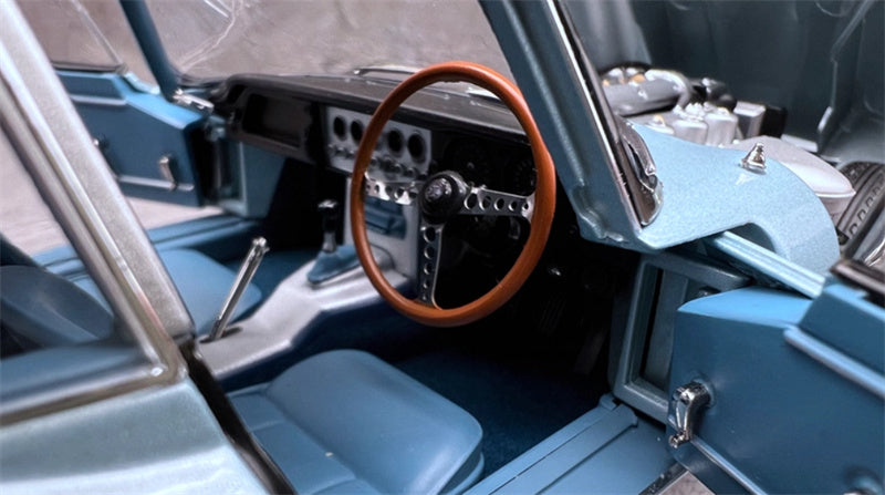 Kyosho Jaguar E-type Coupe silver blue Blue interior 1:18 Car Pre-built Model view2