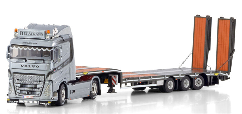 WSI VOLVO FH5 SLEEPER CAB 4X2 SEMI LOW LOADER WITH RAMPS - 3 AXLE Becatrans BV 1:50 Model