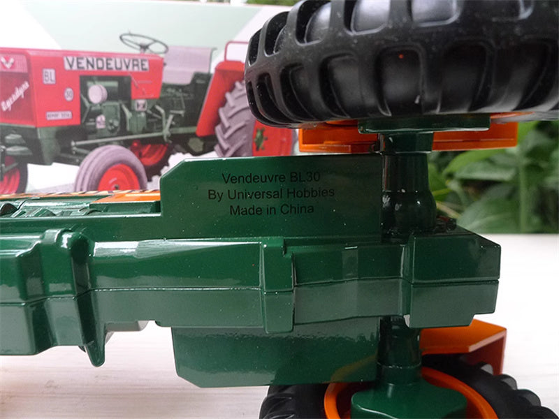 Universal Hobbies VENDEUVRE BL Agrodyne Classical tractor 1:16 Truck Pre-built Model