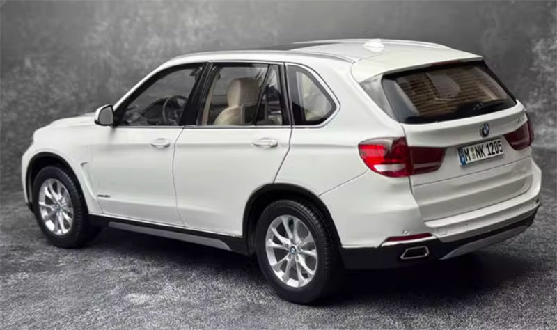 Paragon BMW X5 F15 White 1:18 Car Pre-built Model view5