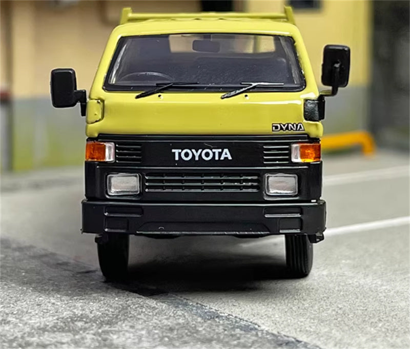 Master Toyota DYNA light truck Mud yellow right hand drive 1:64 Truck Pre-built Airliner Model Display view8