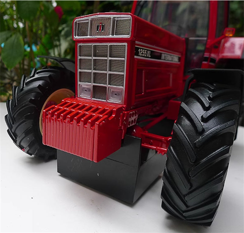 Universal Hobbies International 1255 XL Case tractor Red Limited Edition 999PCS ONLY 1:16 Truck Pre-built Model