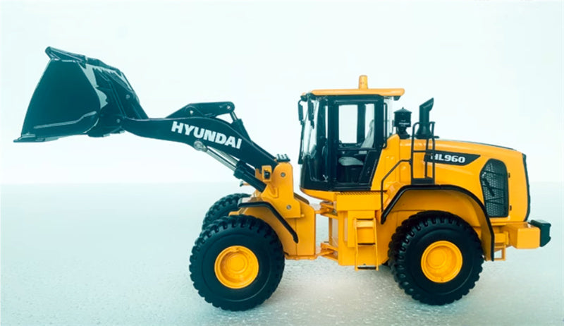 HITACHI HL960 CONSTRUCTION EQUIPMENT WHEEL LOADER Limited Collectors Edition 1:35 Truck Pre-built Model