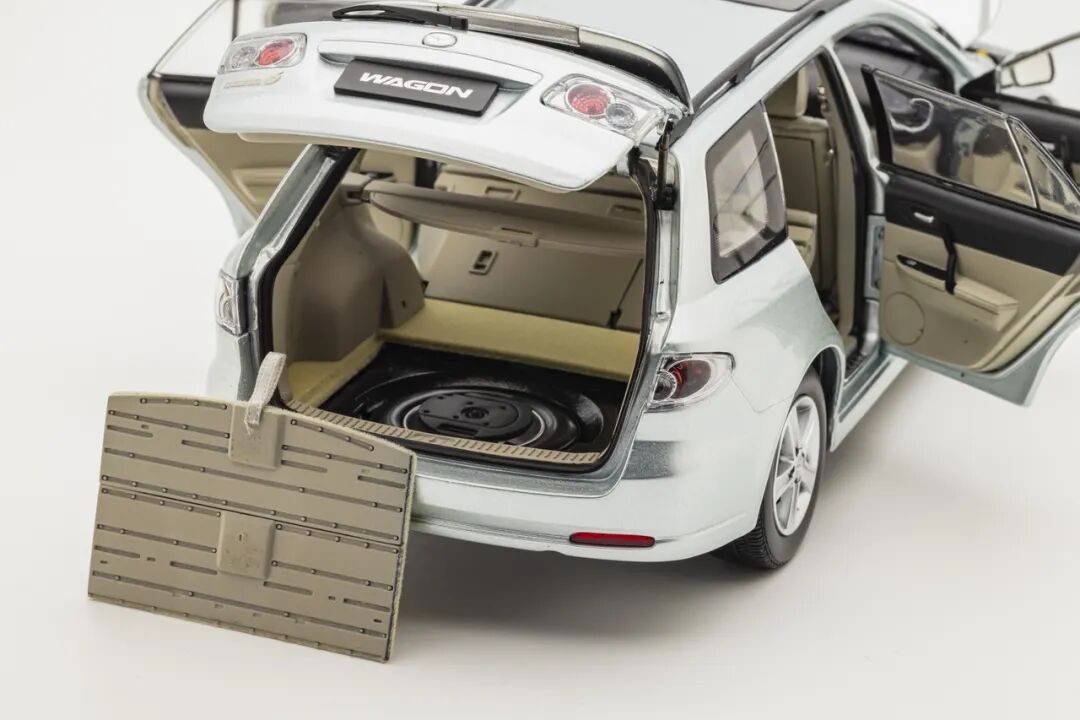 YC Model 1:18 Mazda 6 wagan diecast model silver