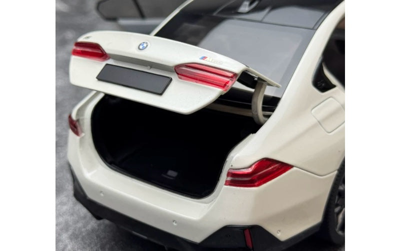 1:18 BMW I5 2023 White MINICHAMPS DIECAST Car Model