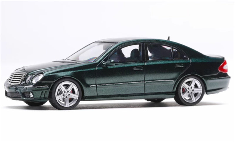 KING MODEL Classic Four-Eyed Mercedes-Benz E63 AMG W211 British Green Limited Edition 599PCS ONLY 1:64 Car Pre-built Model view1