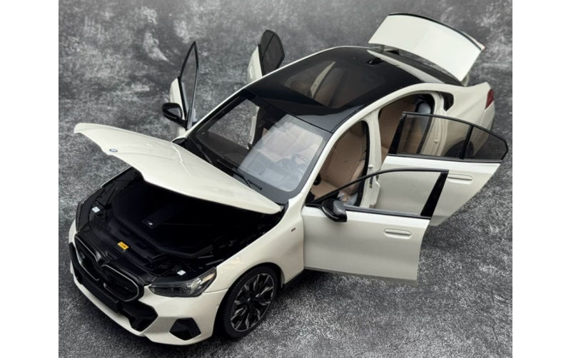 1:18 BMW I5 2023 White MINICHAMPS DIECAST Car Model