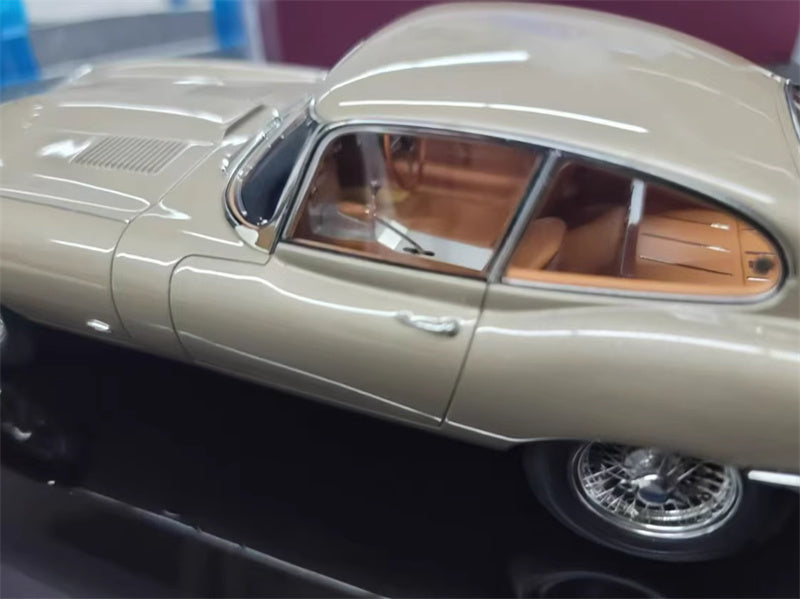 1:18 Jaguar E-type 1961 Amalgam Hardtop Resin Car Model view8