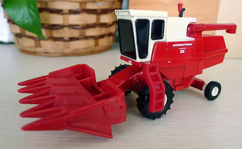 ERTL IH International 815 agricultural Combine Red out of print 1:64 Truck Pre-built Model