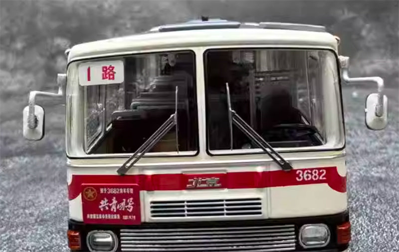 Beijing Public Transport Jinghua BK670 Yellow River Grand Passage 1 Road League member articulated bus red 1:64 Bus Pre-built Model view10