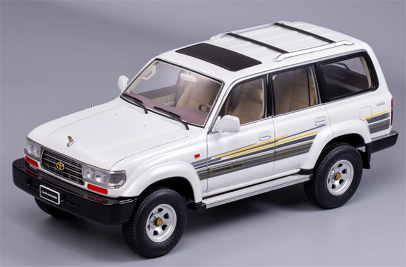 KengFai Toyota Land Cruiser LC80 White regular style Without luggage rack 1:18 Truck Pre-built Model view1