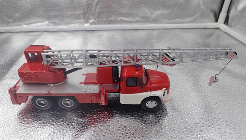 Schuco Tatra T148 Kranwagen Crane Truck Feuerwehr red Limited Edition 750PCS ONLY 1:43 Truck Pre-built Model view4