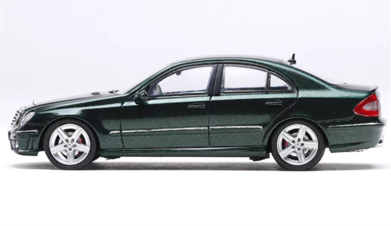 KING MODEL Classic Four-Eyed Mercedes-Benz E63 AMG W211 British Green Limited Edition 599PCS ONLY 1:64 Car Pre-built Model view3