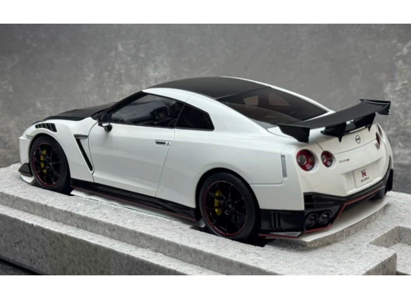 1:18 Nissan GT-R NISMO R35 2022 Brilliant White Pearl MOTORHELIX Special Edition Limited Edition 699PCS ONLY DIECAST Model